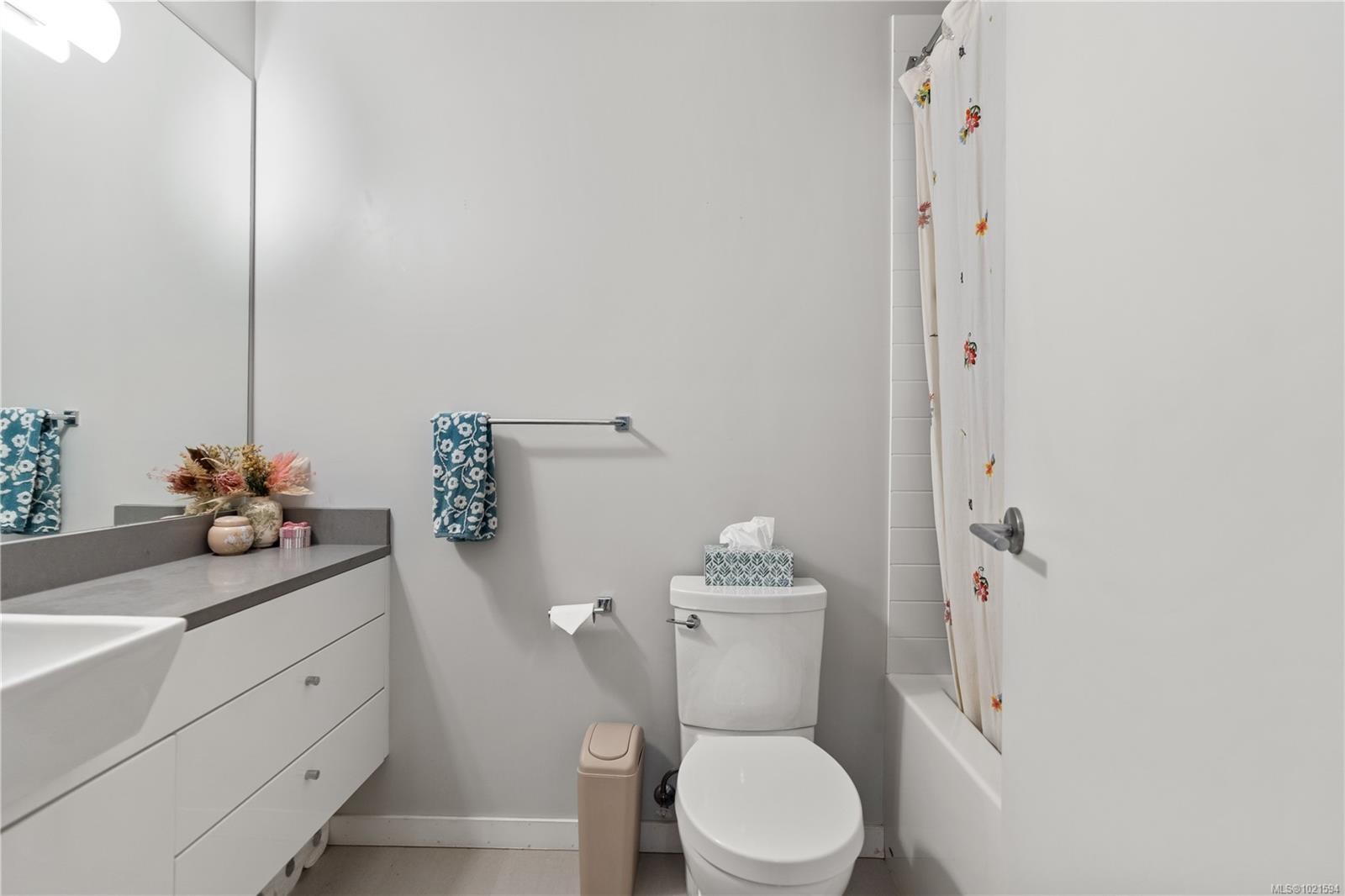 211-785 Tyee Rd, Victoria, BC - Indoor Photo Showing Bathroom