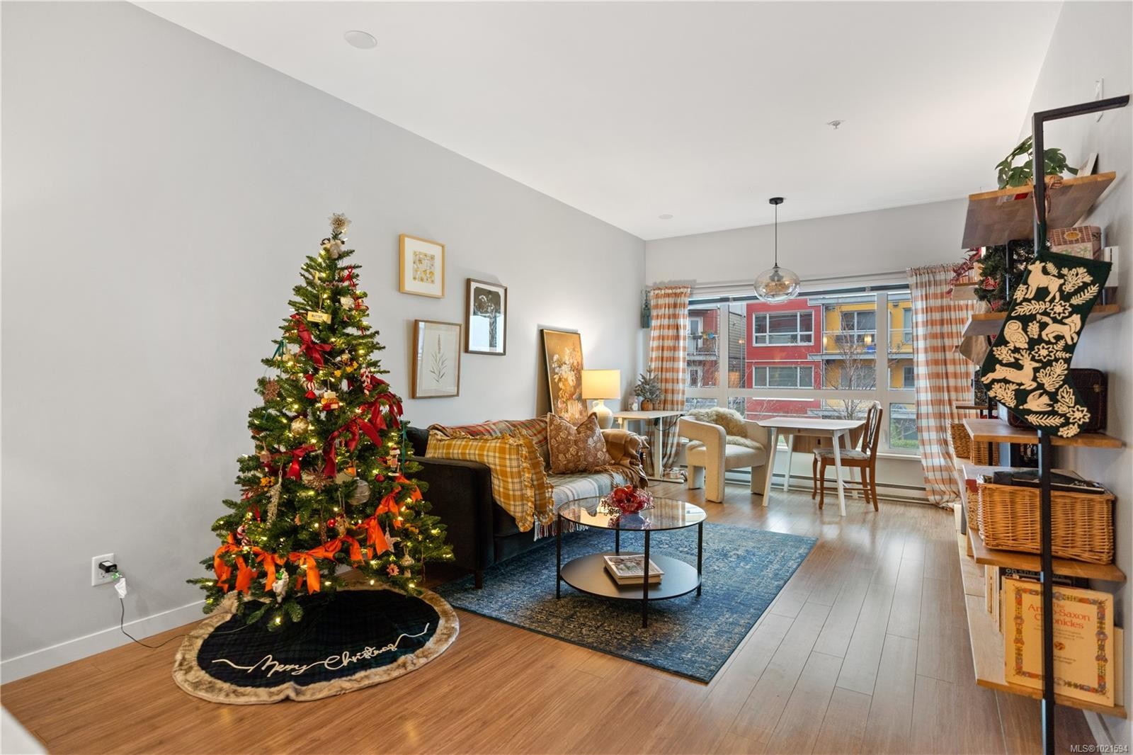 211-785 Tyee Rd, Victoria, BC - Indoor Photo Showing Living Room