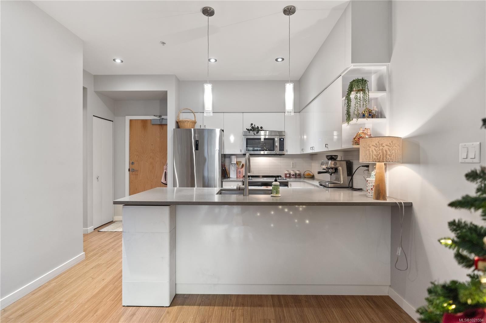 211-785 Tyee Rd, Victoria, BC - Indoor Photo Showing Kitchen With Upgraded Kitchen