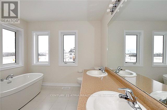 4 Applegate Drive, East Gwillimbury, ON - Indoor Photo Showing Bathroom