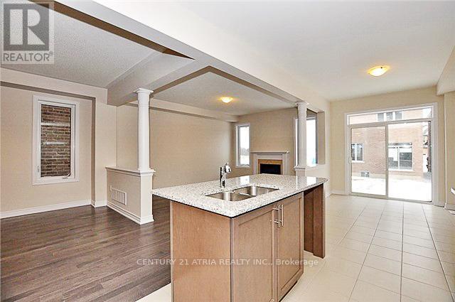 4 Applegate Drive, East Gwillimbury, ON - Indoor Photo Showing Kitchen With Double Sink