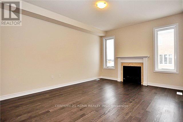 4 Applegate Drive, East Gwillimbury, ON - Indoor Photo Showing Living Room With Fireplace
