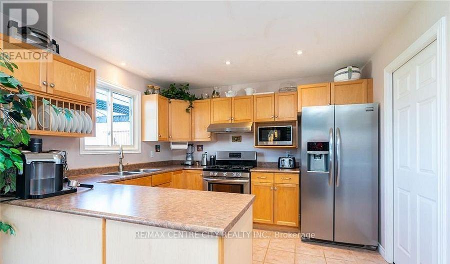 79 Donker Drive, St. Thomas, ON - Indoor Photo Showing Kitchen With Double Sink