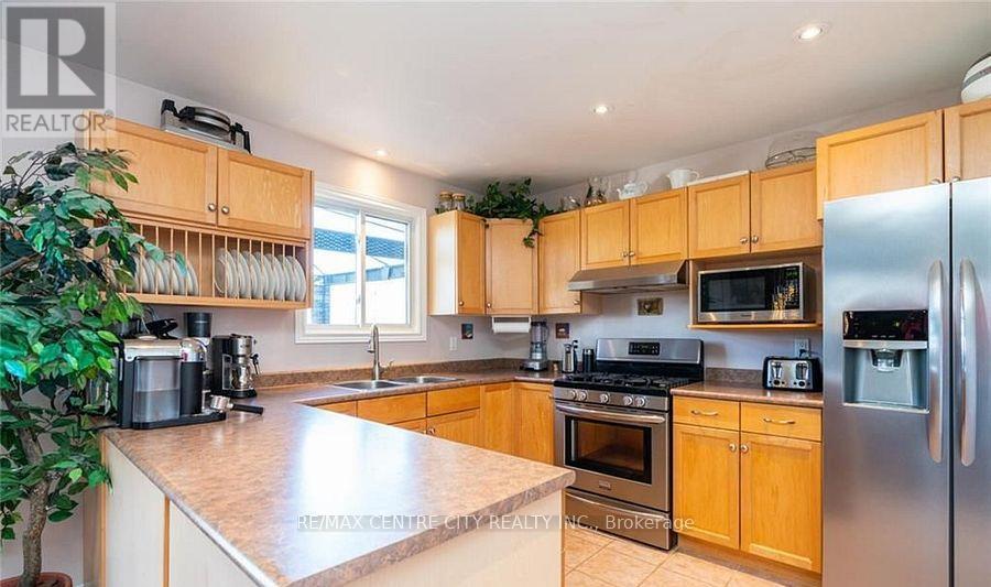 79 Donker Drive, St. Thomas, ON - Indoor Photo Showing Kitchen With Double Sink