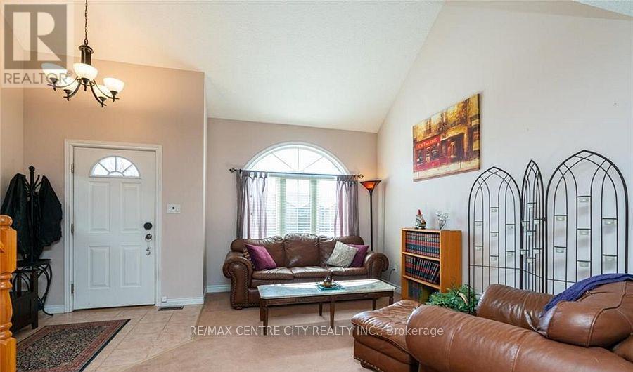 79 Donker Drive, St. Thomas, ON - Indoor Photo Showing Living Room