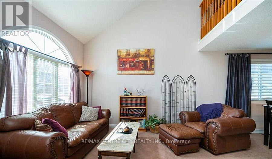 79 Donker Drive, St. Thomas, ON - Indoor Photo Showing Living Room