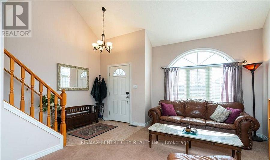 79 Donker Drive, St. Thomas, ON - Indoor Photo Showing Living Room