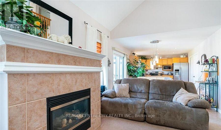 79 Donker Drive, St. Thomas, ON - Indoor Photo Showing Living Room With Fireplace