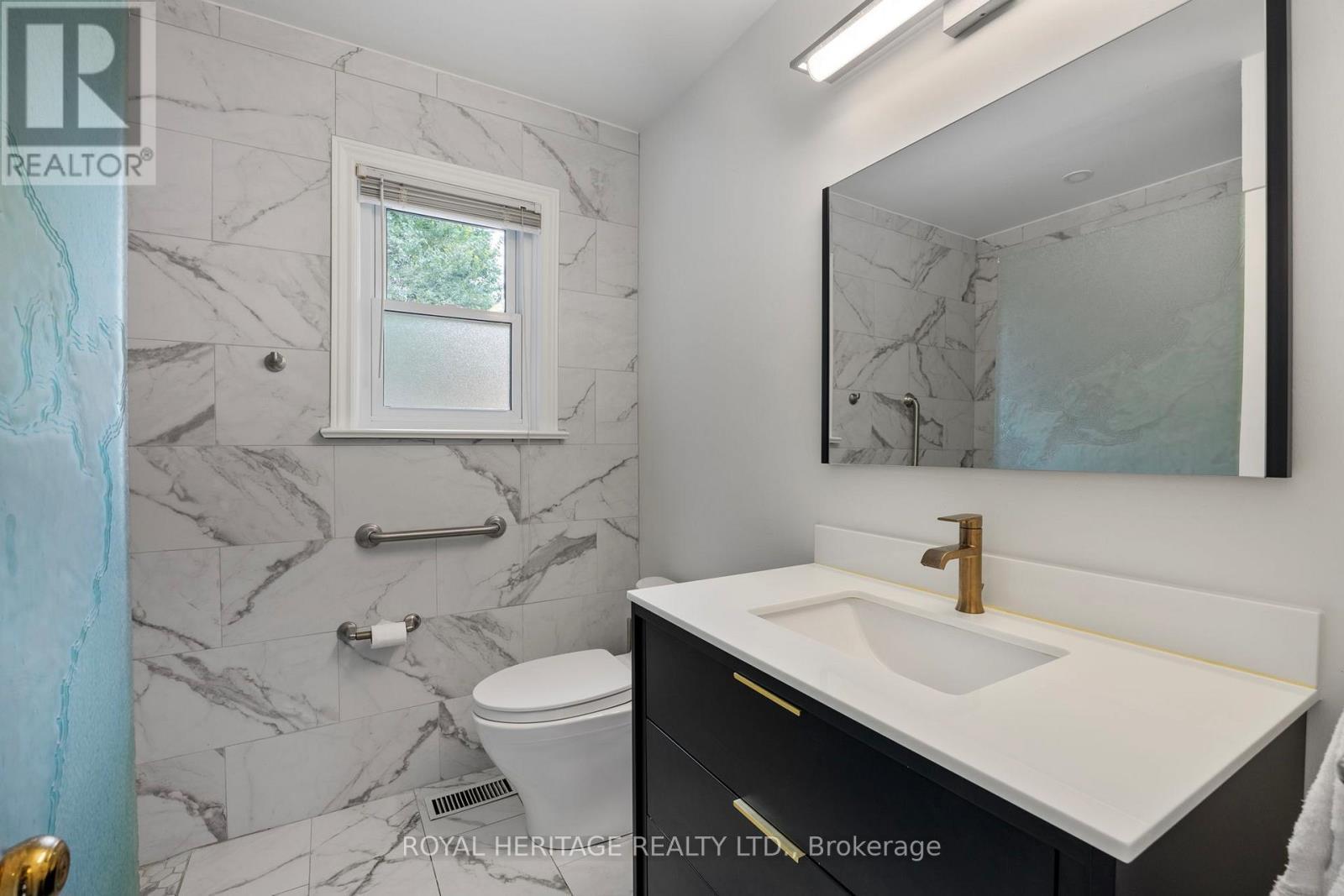32 Beath Street, Toronto, ON - Indoor Photo Showing Bathroom