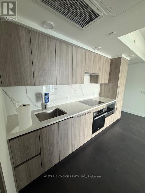 4607 - 1 Concord Cityplace Way, Toronto, ON - Indoor Photo Showing Kitchen