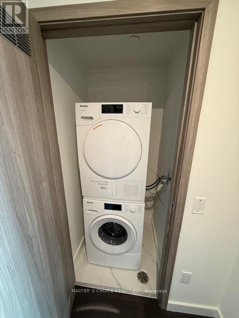 4607 - 1 Concord Cityplace Way, Toronto, ON - Indoor Photo Showing Laundry Room