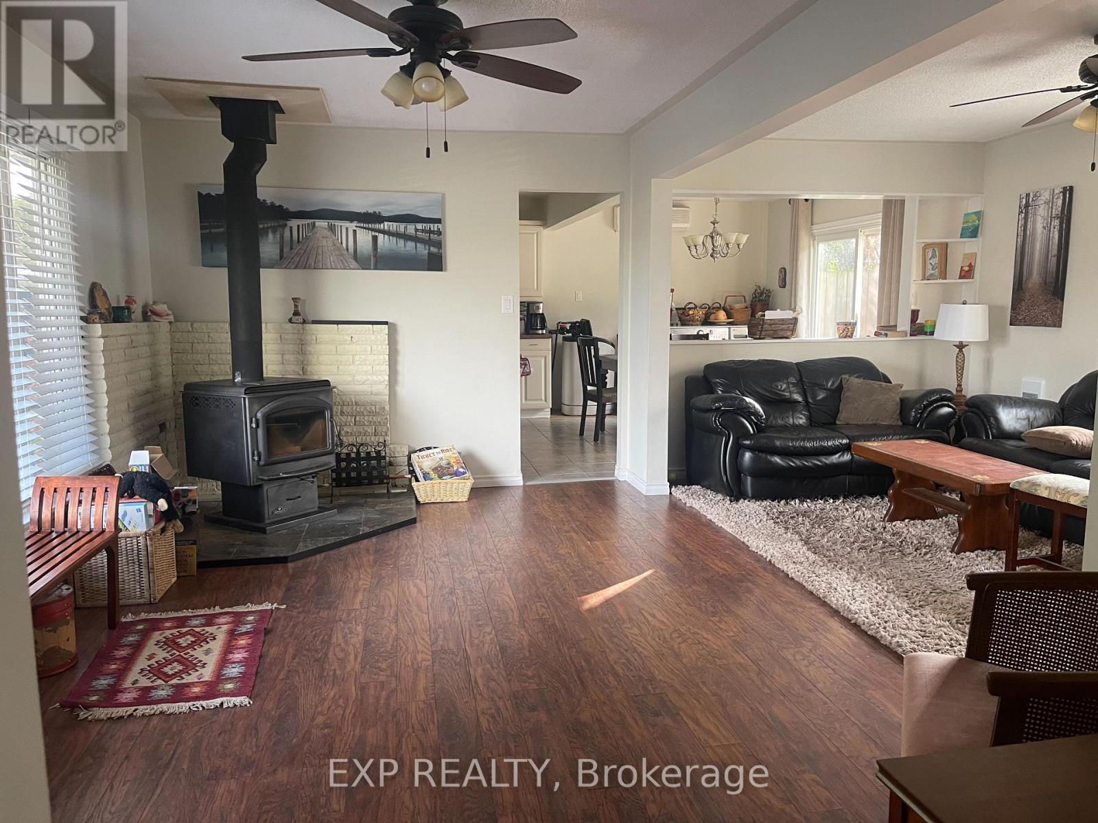 271 George Drive, Kawartha Lakes, ON - Indoor Photo Showing Living Room