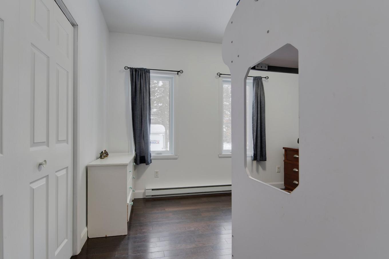 Bedroom - 122 Rue Gingras, Fossambault-Sur-Le-Lac, QC - Indoor Photo Showing Other Room