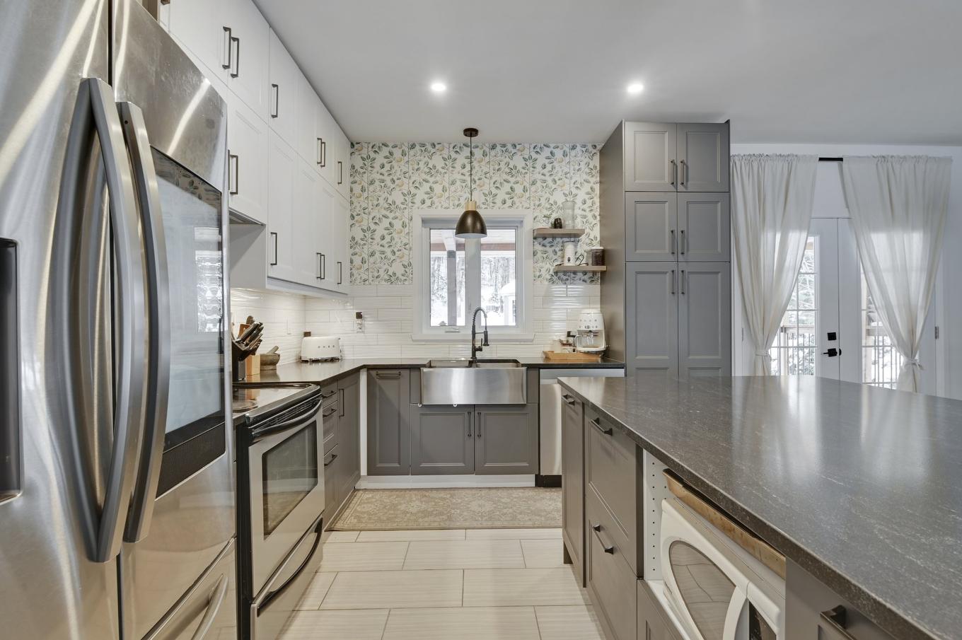 Kitchen - 122 Rue Gingras, Fossambault-Sur-Le-Lac, QC - Indoor Photo Showing Kitchen With Upgraded Kitchen
