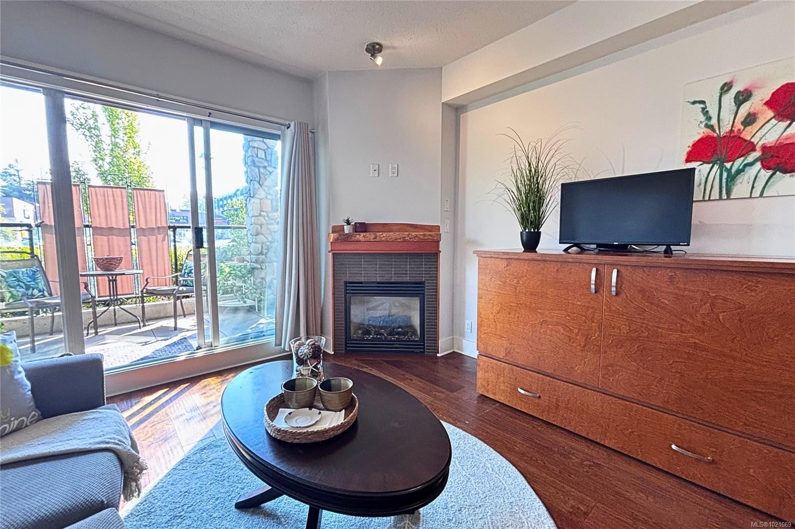206-194 Beachside Dr, Parksville, BC - Indoor Photo Showing Living Room With Fireplace