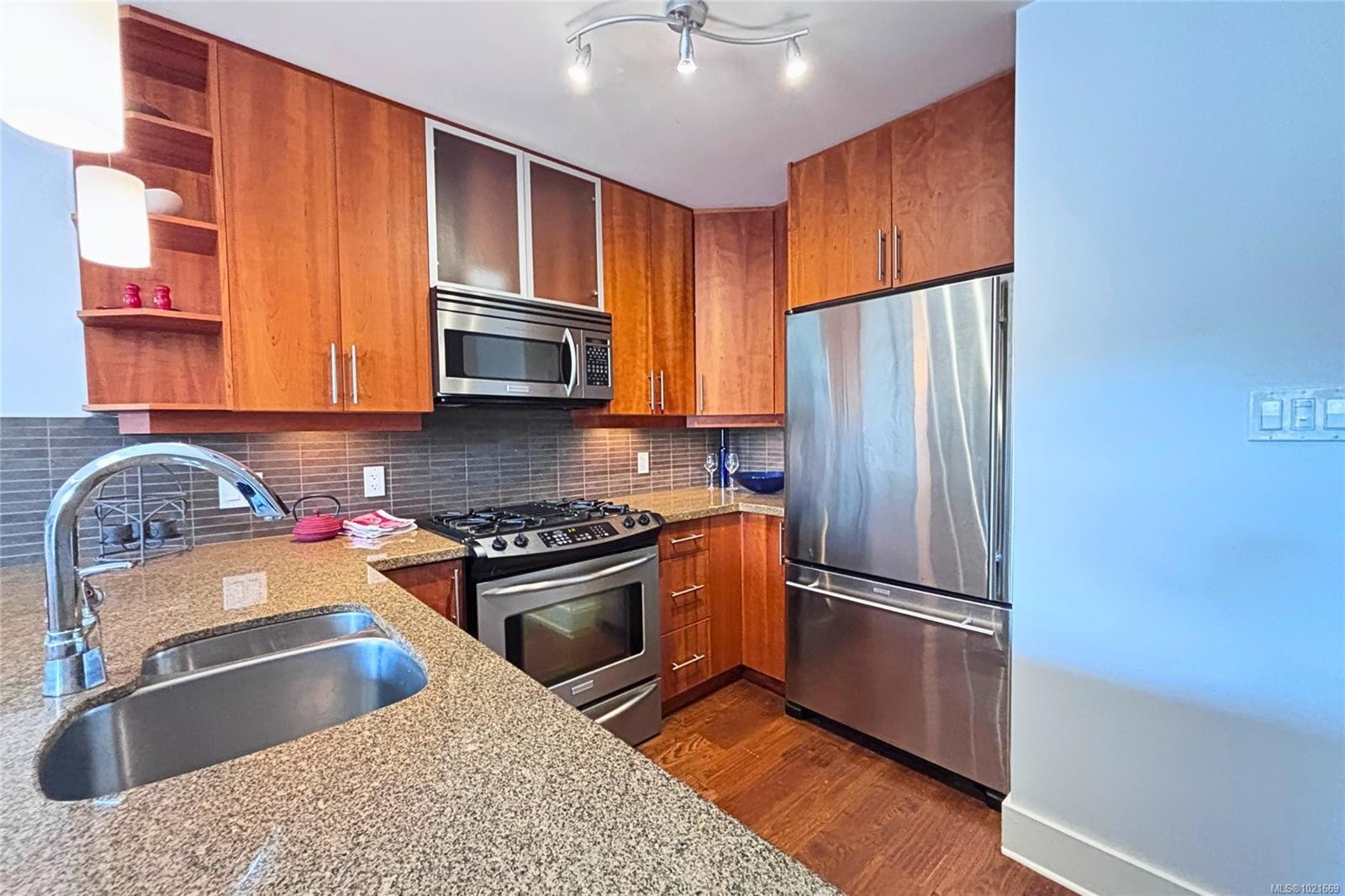 206-194 Beachside Dr, Parksville, BC - Indoor Photo Showing Kitchen With Double Sink With Upgraded Kitchen