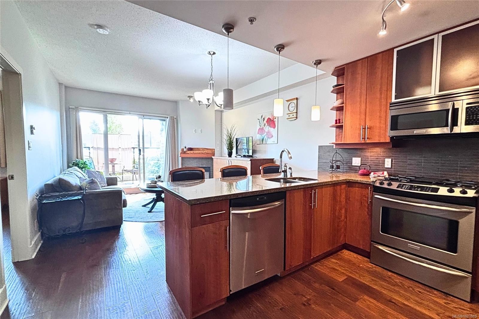 206-194 Beachside Dr, Parksville, BC - Indoor Photo Showing Kitchen With Double Sink