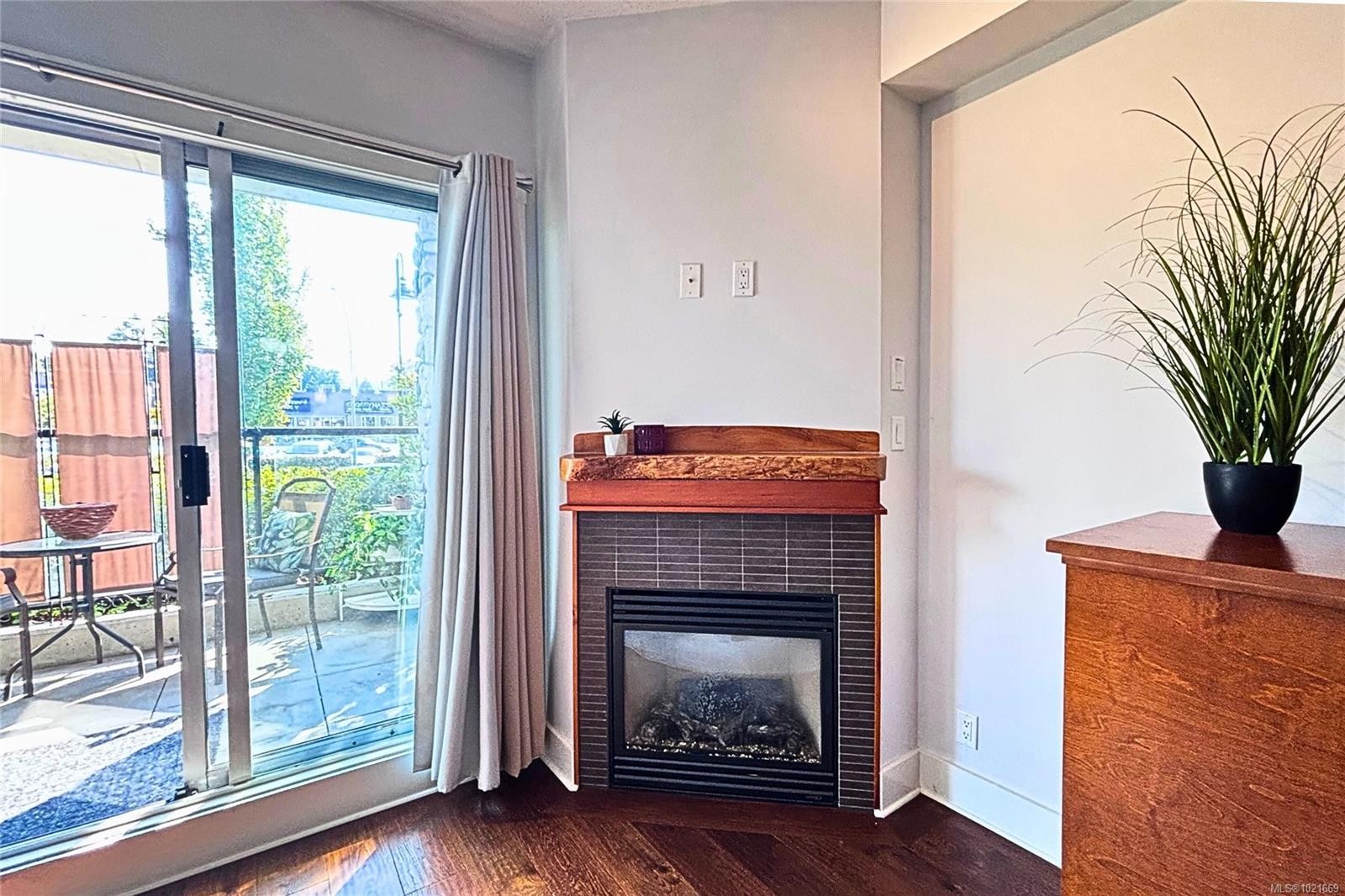 206-194 Beachside Dr, Parksville, BC - Indoor With Fireplace