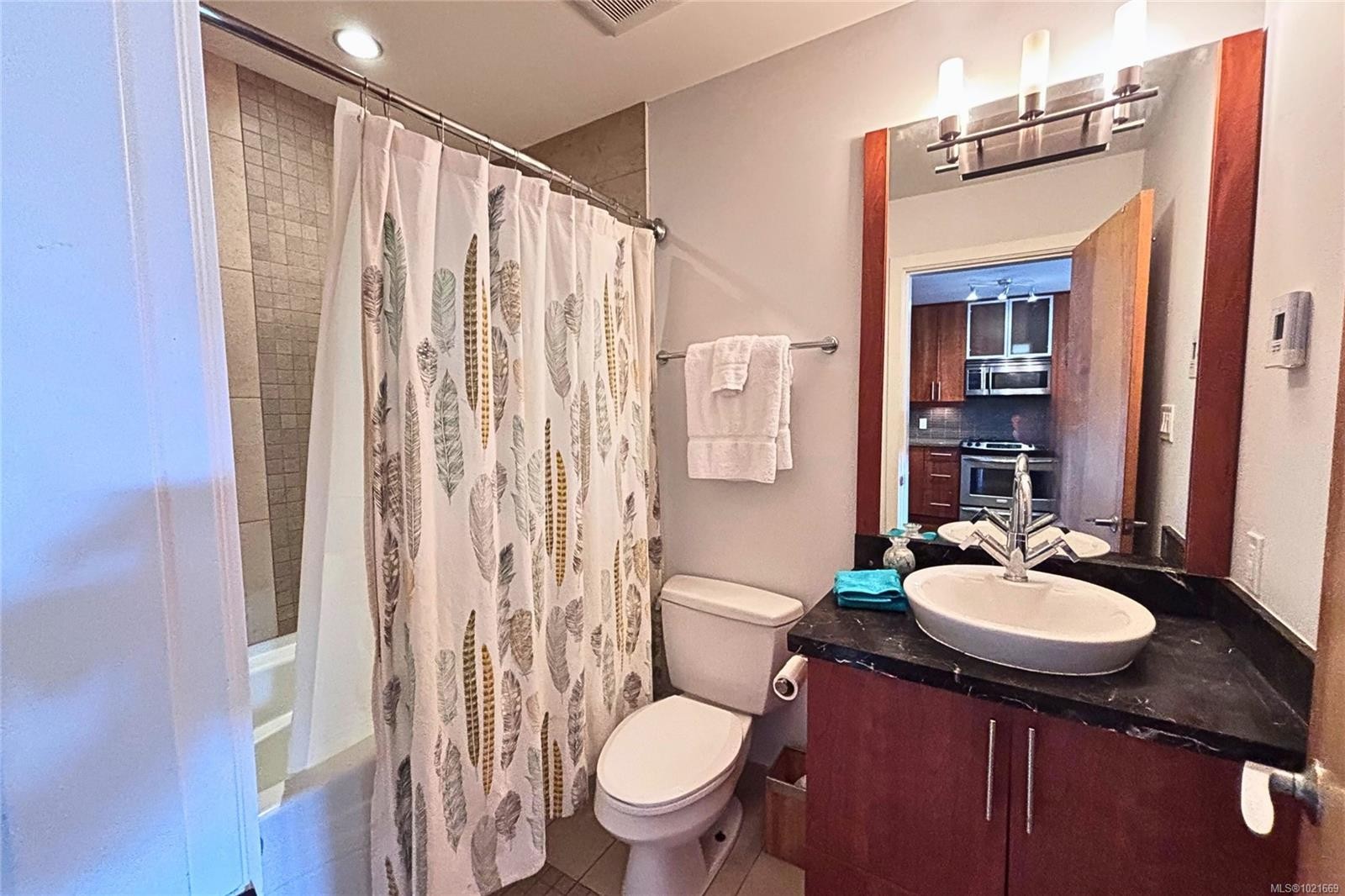 206-194 Beachside Dr, Parksville, BC - Indoor Photo Showing Bathroom
