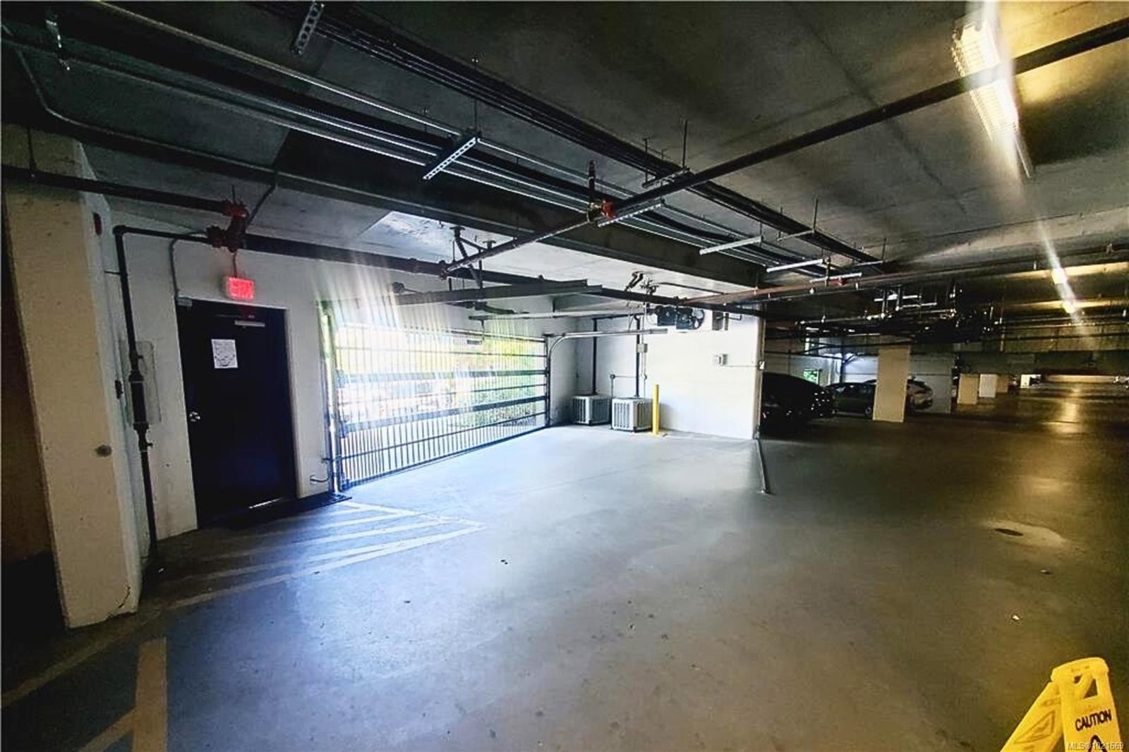 206-194 Beachside Dr, Parksville, BC - Indoor Photo Showing Garage