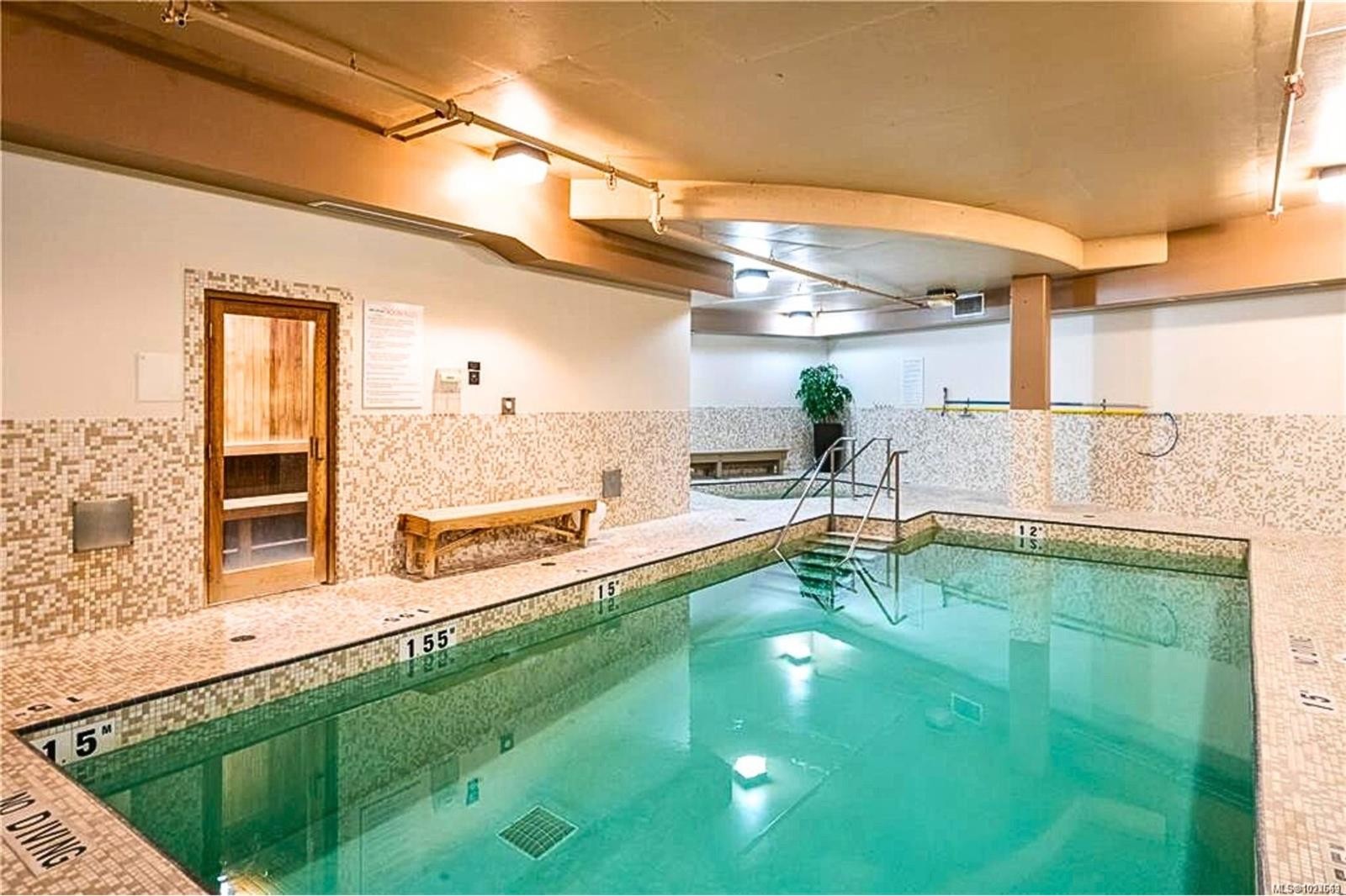 206-194 Beachside Dr, Parksville, BC - Indoor Photo Showing Other Room With In Ground Pool