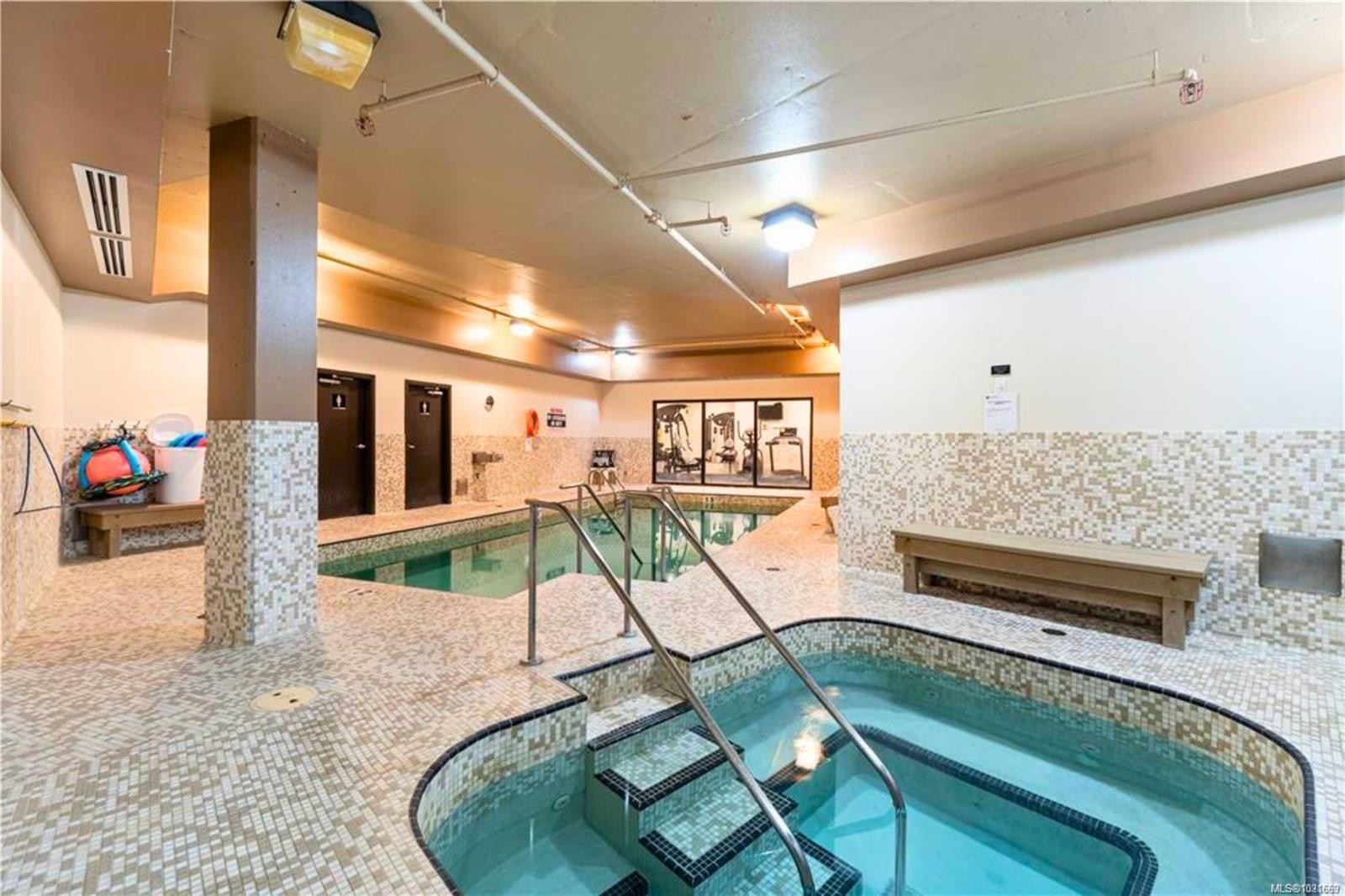 206-194 Beachside Dr, Parksville, BC - Indoor Photo Showing Other Room With In Ground Pool