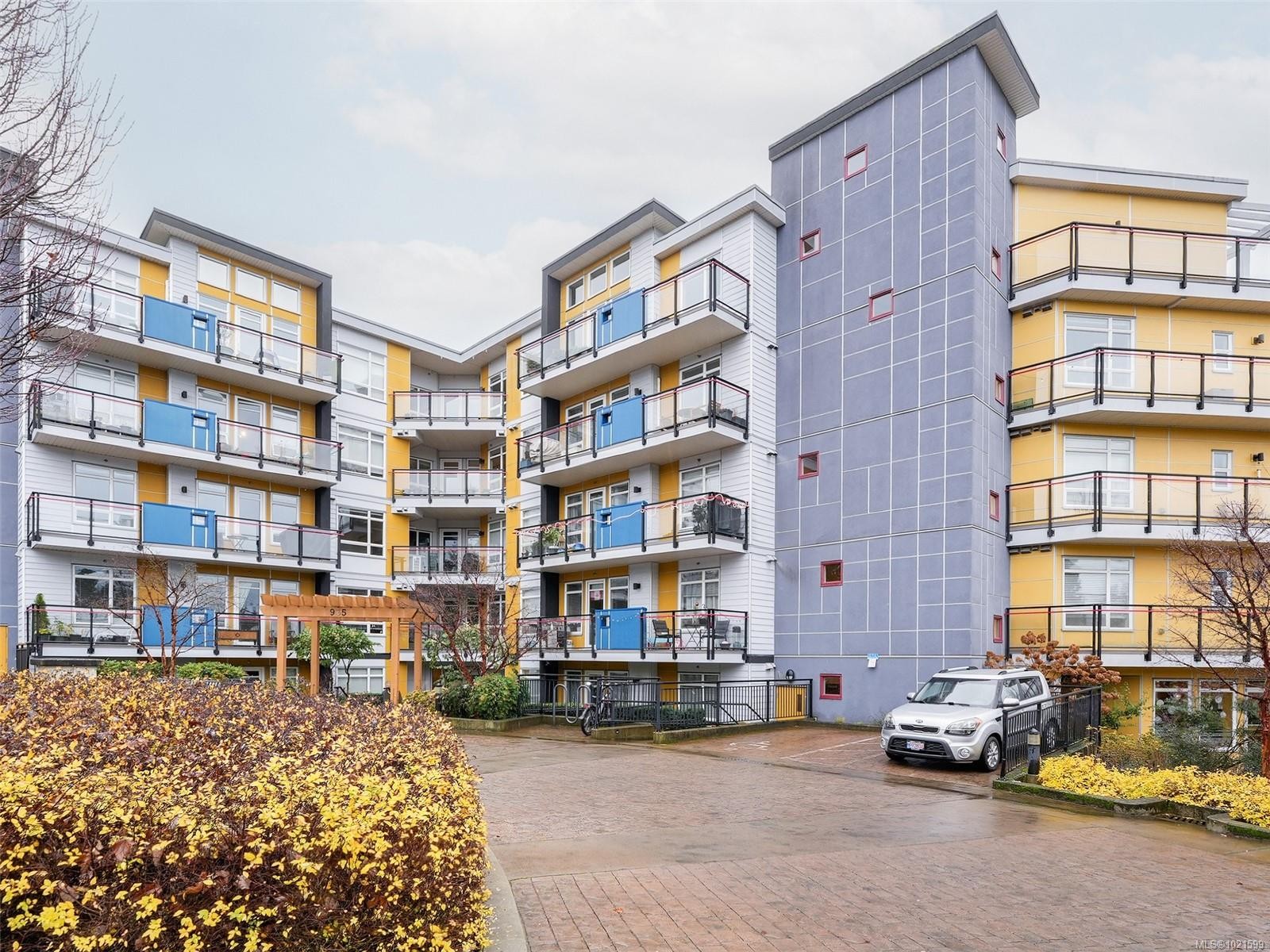 409-935 Cloverdale Ave, Saanich, BC - Outdoor With Facade