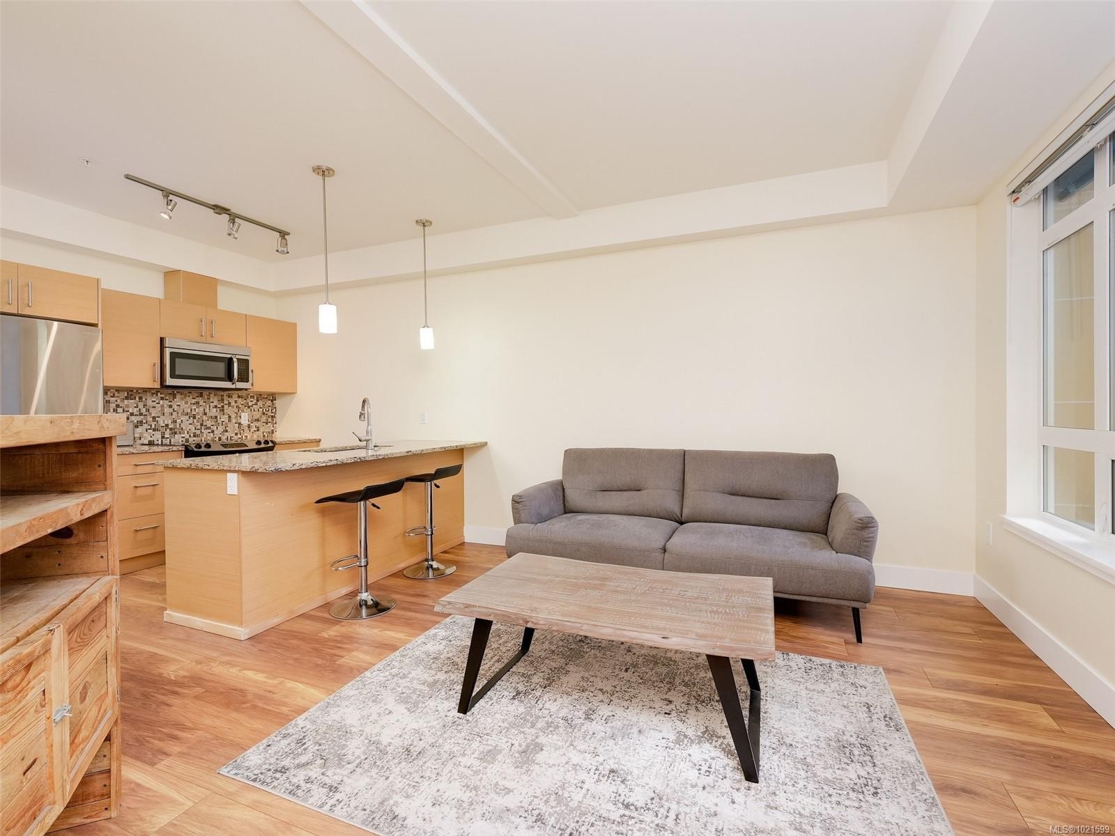 409-935 Cloverdale Ave, Saanich, BC - Indoor