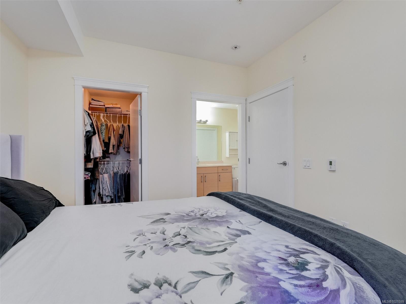 409-935 Cloverdale Ave, Saanich, BC - Indoor Photo Showing Bedroom