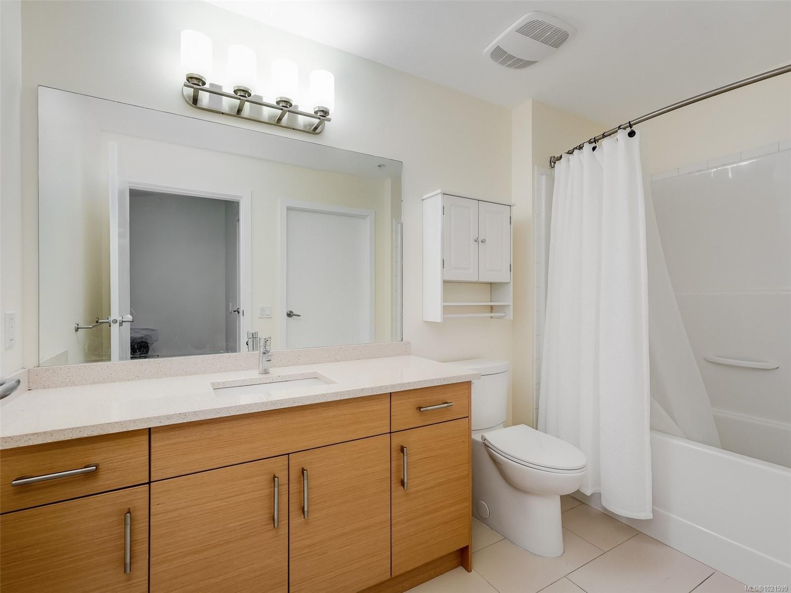 409-935 Cloverdale Ave, Saanich, BC - Indoor Photo Showing Bathroom
