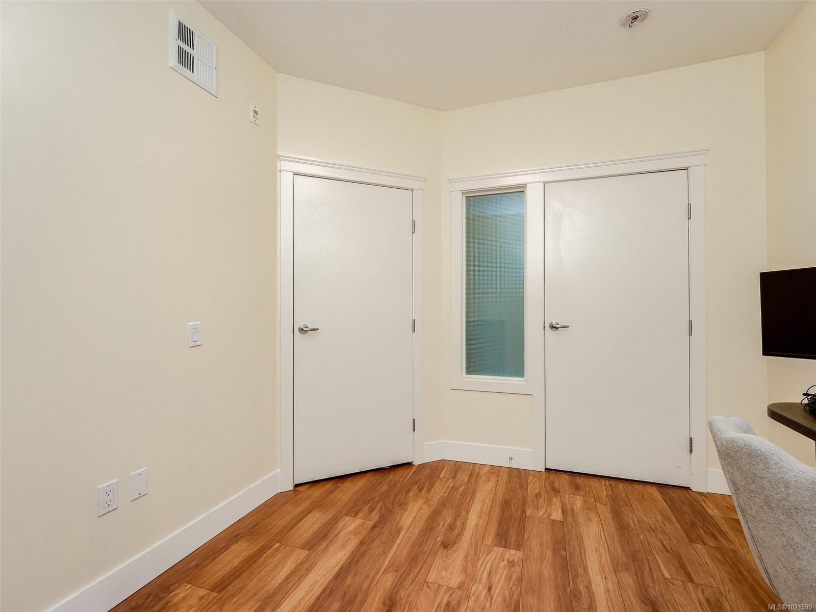 409-935 Cloverdale Ave, Saanich, BC - Indoor Photo Showing Other Room