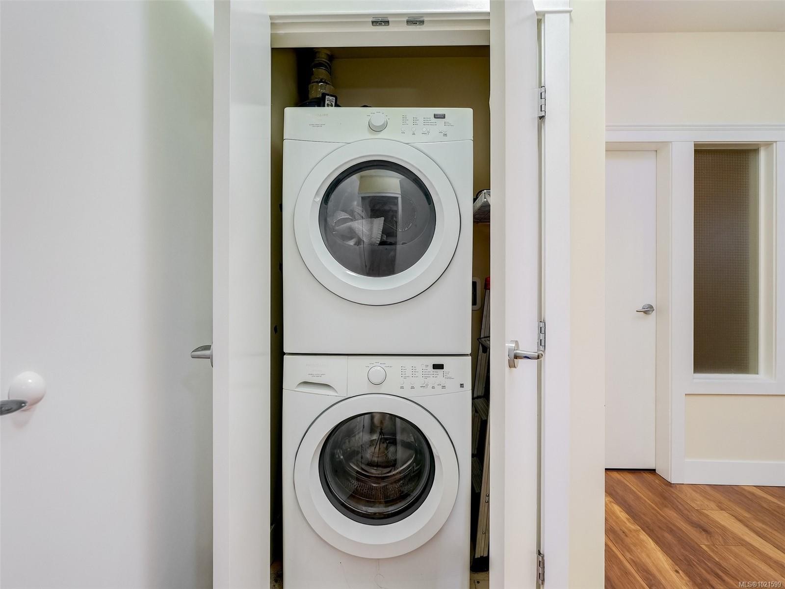 409-935 Cloverdale Ave, Saanich, BC - Indoor Photo Showing Laundry Room
