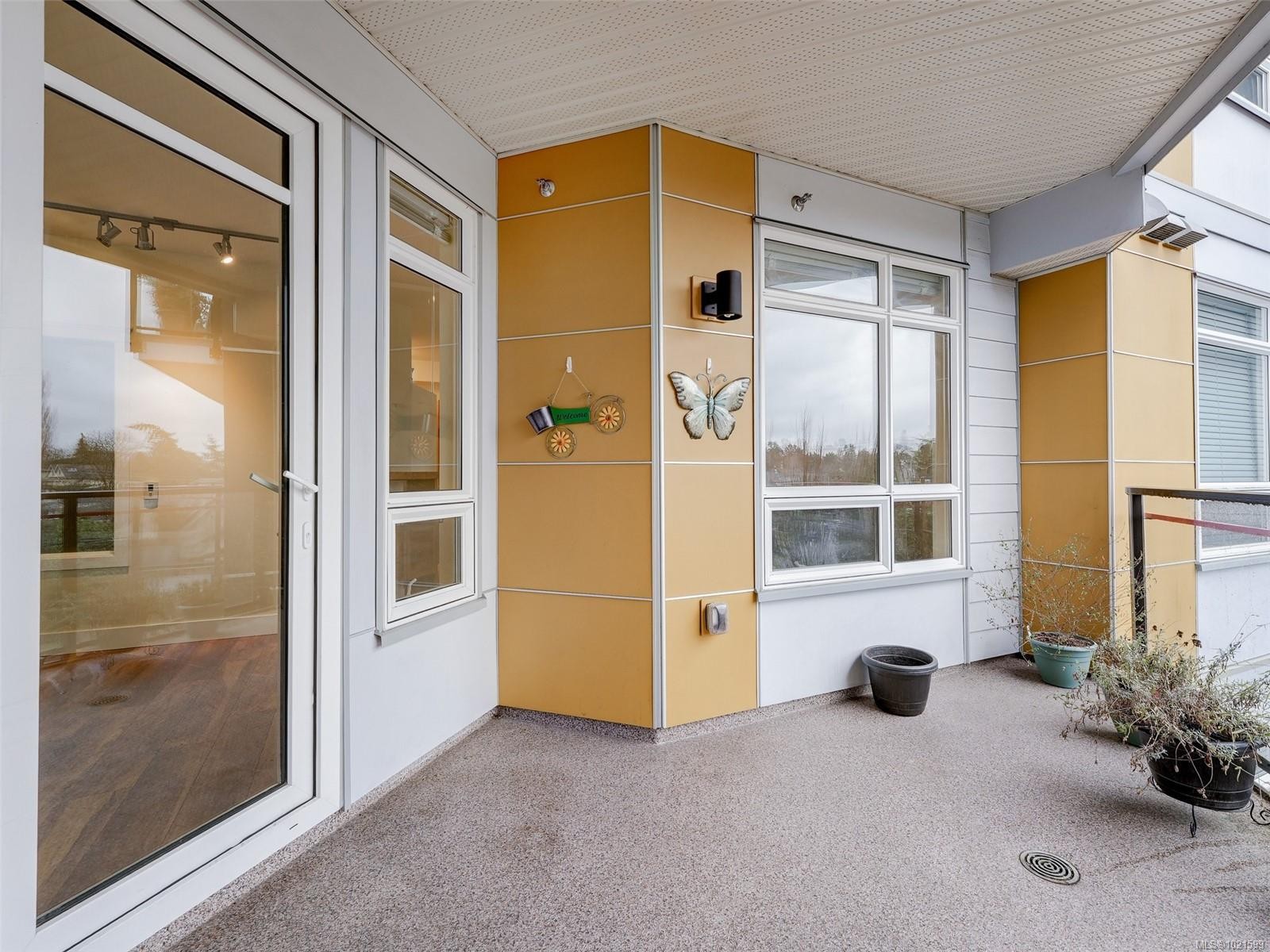 409-935 Cloverdale Ave, Saanich, BC - Outdoor With Exterior