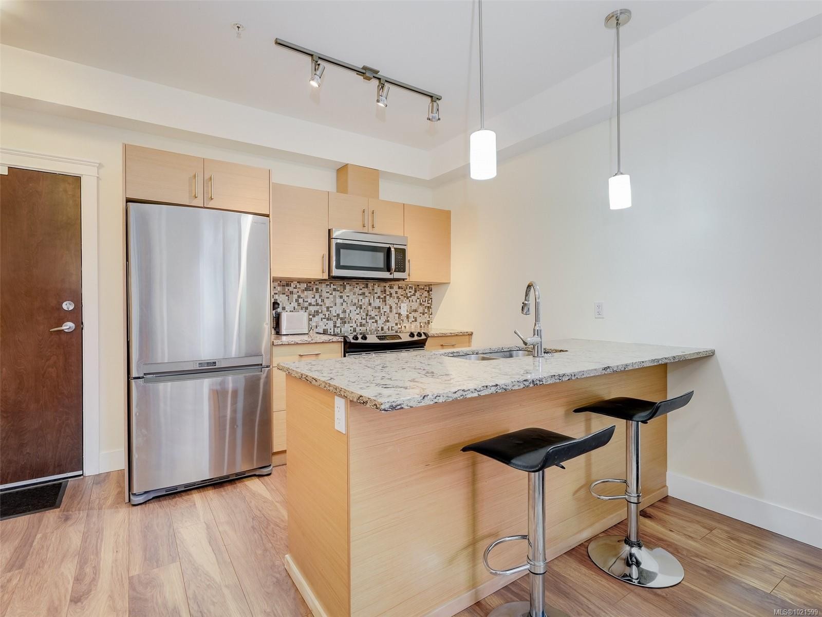 409-935 Cloverdale Ave, Saanich, BC - Indoor Photo Showing Kitchen With Stainless Steel Kitchen With Upgraded Kitchen