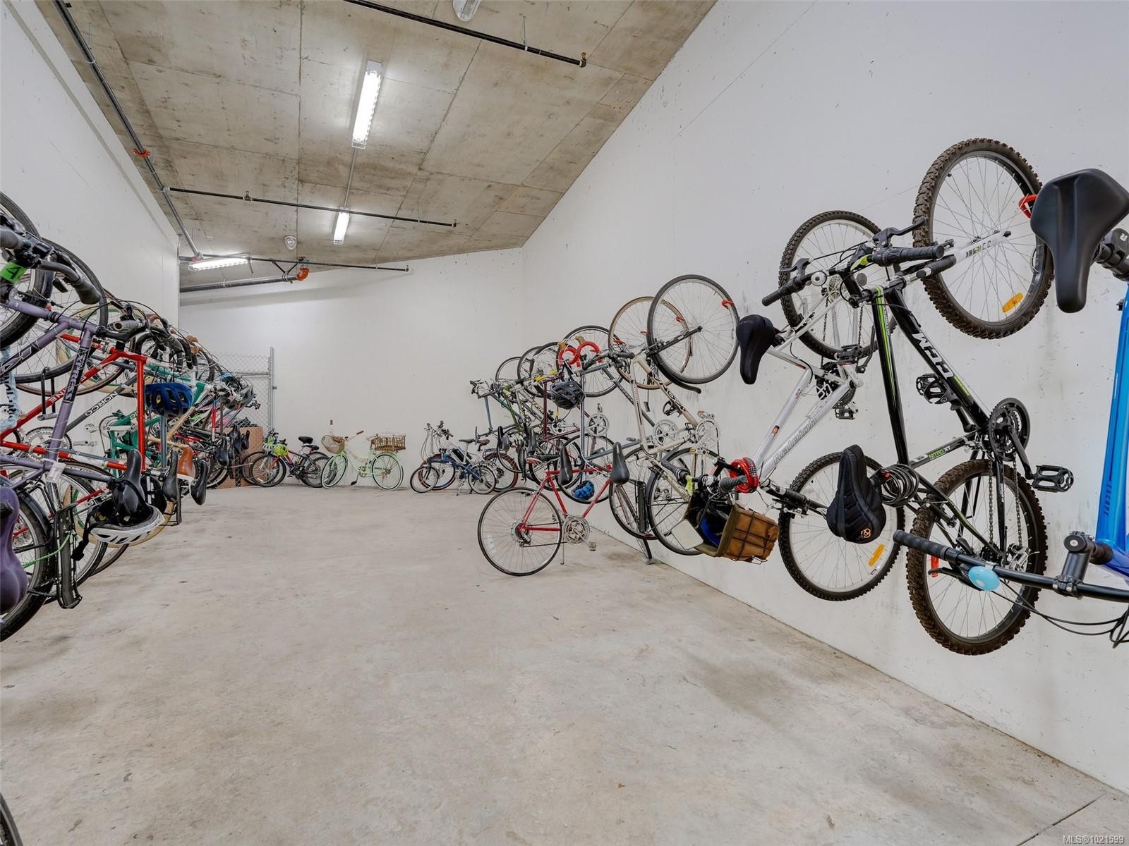 409-935 Cloverdale Ave, Saanich, BC - Indoor