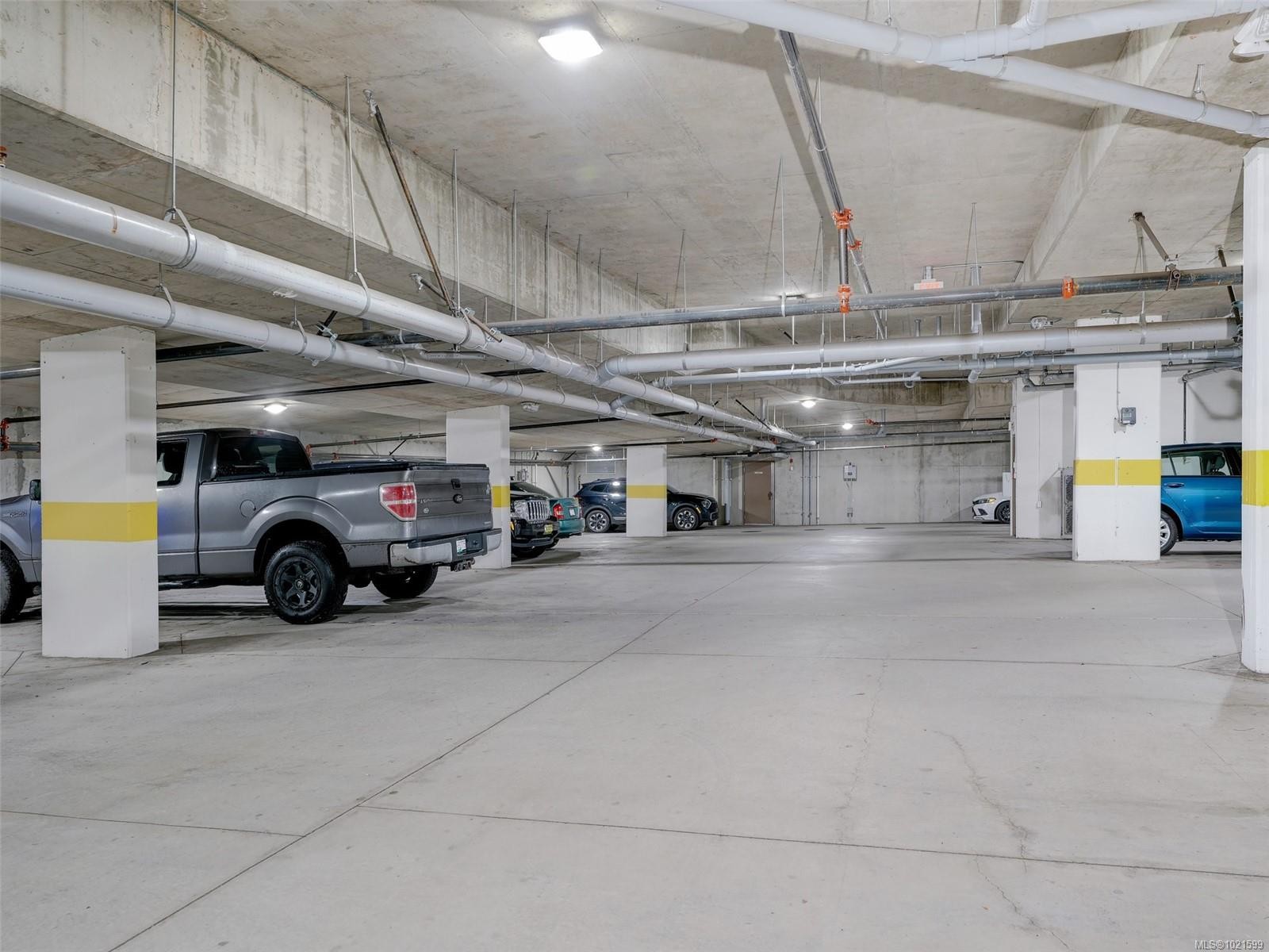 409-935 Cloverdale Ave, Saanich, BC - Indoor Photo Showing Garage