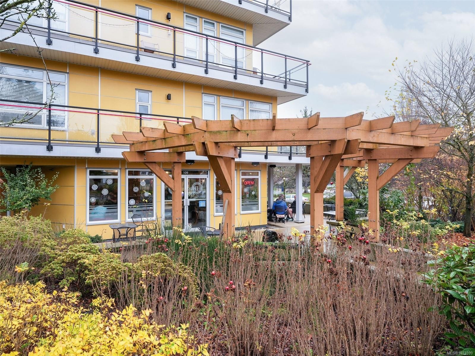 409-935 Cloverdale Ave, Saanich, BC - Outdoor