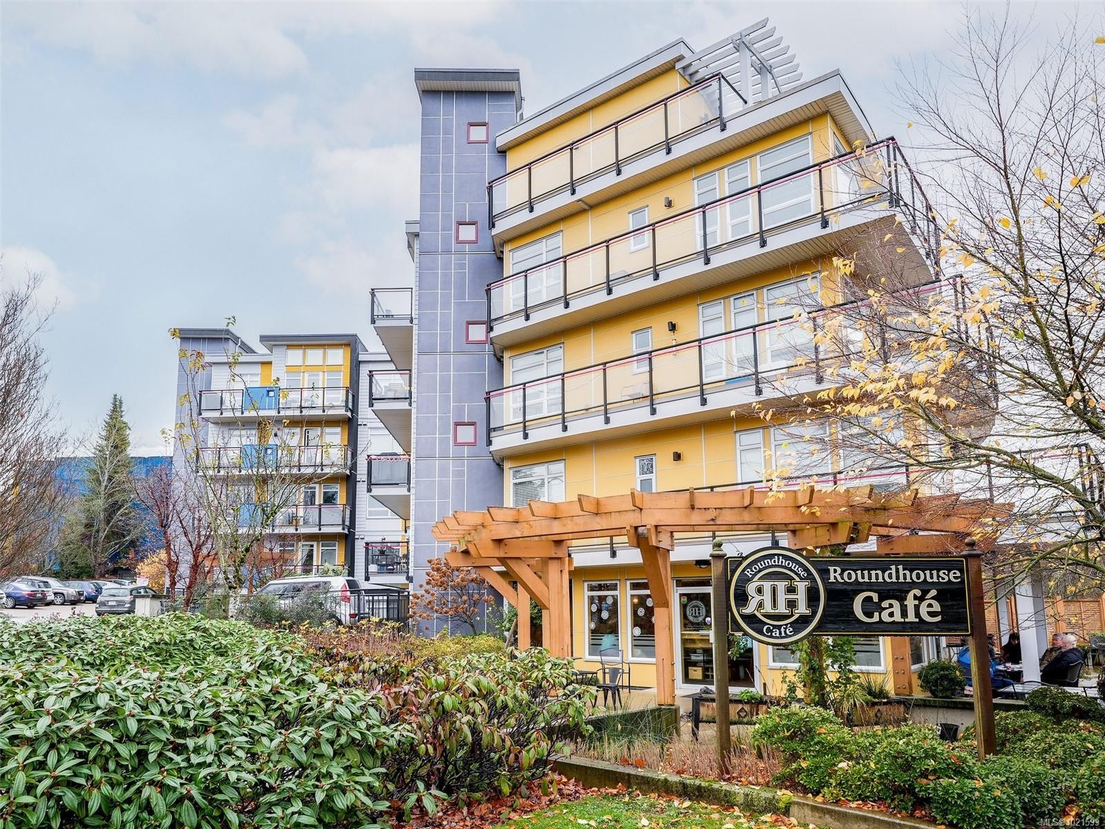 409-935 Cloverdale Ave, Saanich, BC - Outdoor