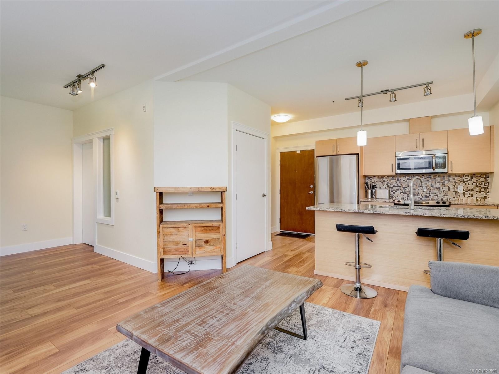 409-935 Cloverdale Ave, Saanich, BC - Indoor Photo Showing Kitchen