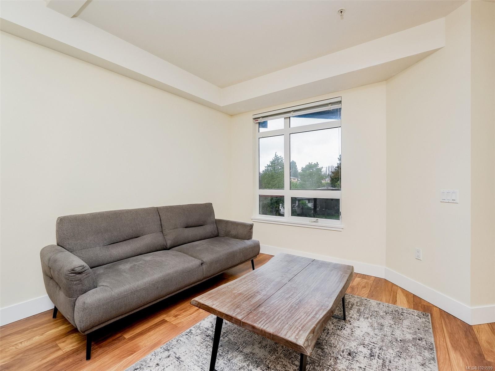 409-935 Cloverdale Ave, Saanich, BC - Indoor Photo Showing Living Room