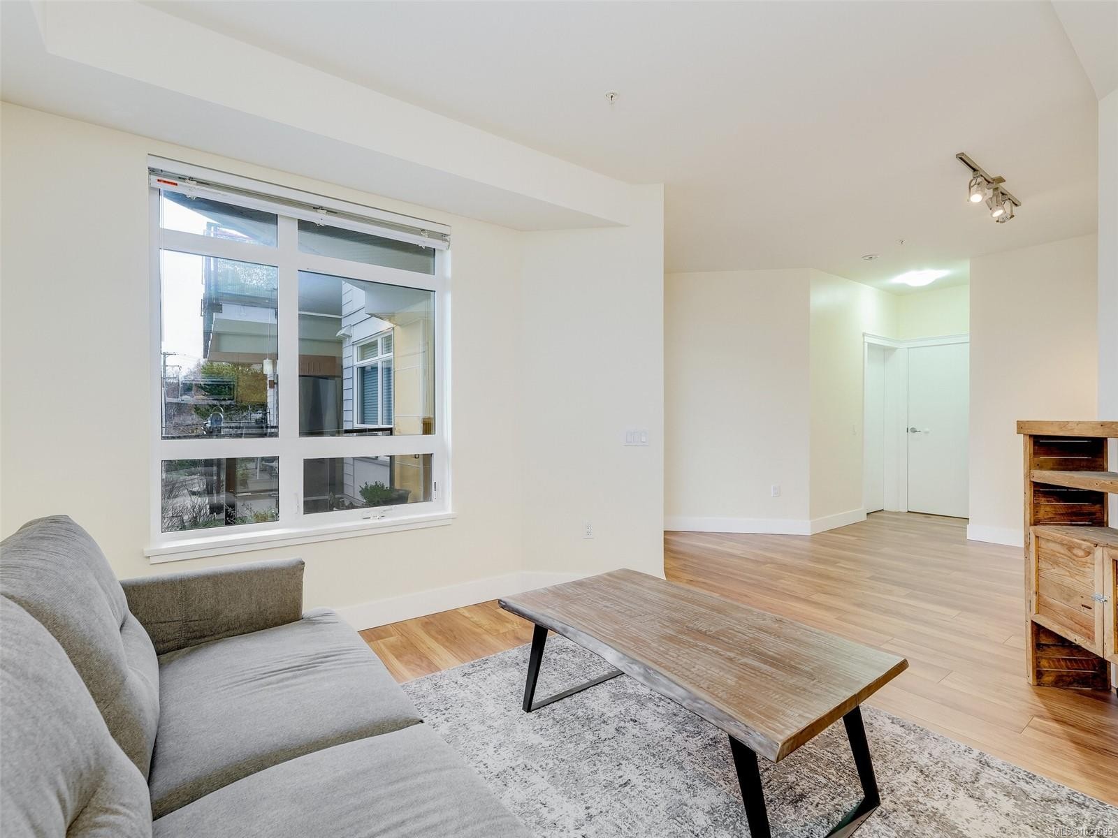 409-935 Cloverdale Ave, Saanich, BC - Indoor Photo Showing Living Room