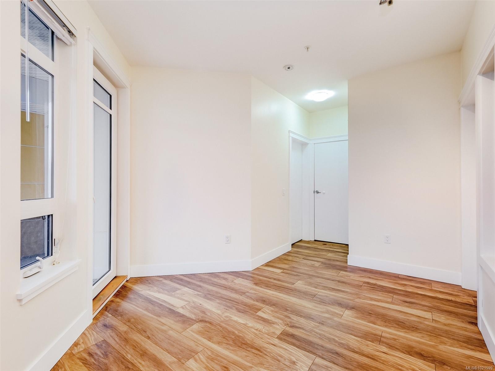 409-935 Cloverdale Ave, Saanich, BC - Indoor Photo Showing Other Room