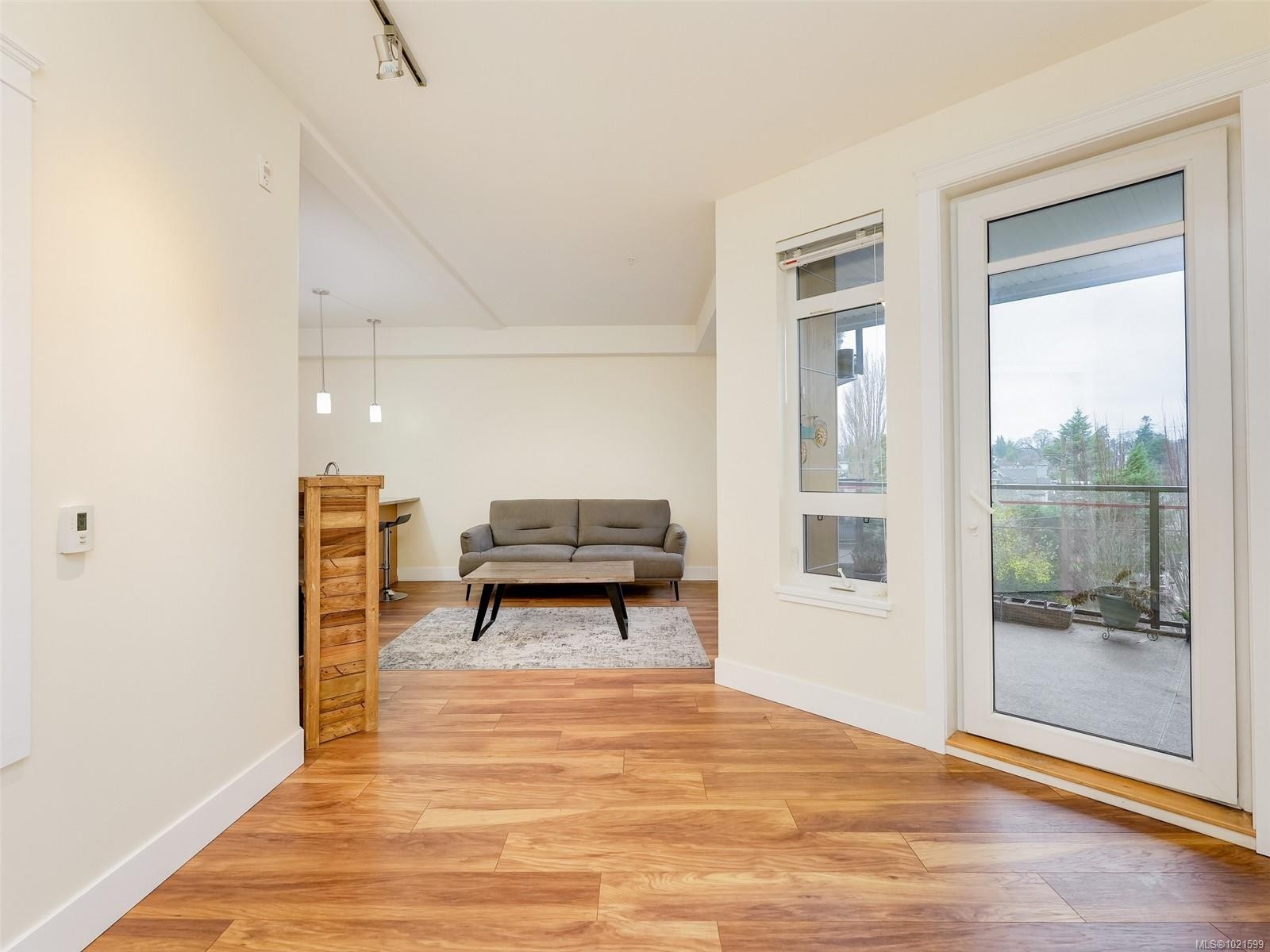 409-935 Cloverdale Ave, Saanich, BC - Indoor Photo Showing Other Room