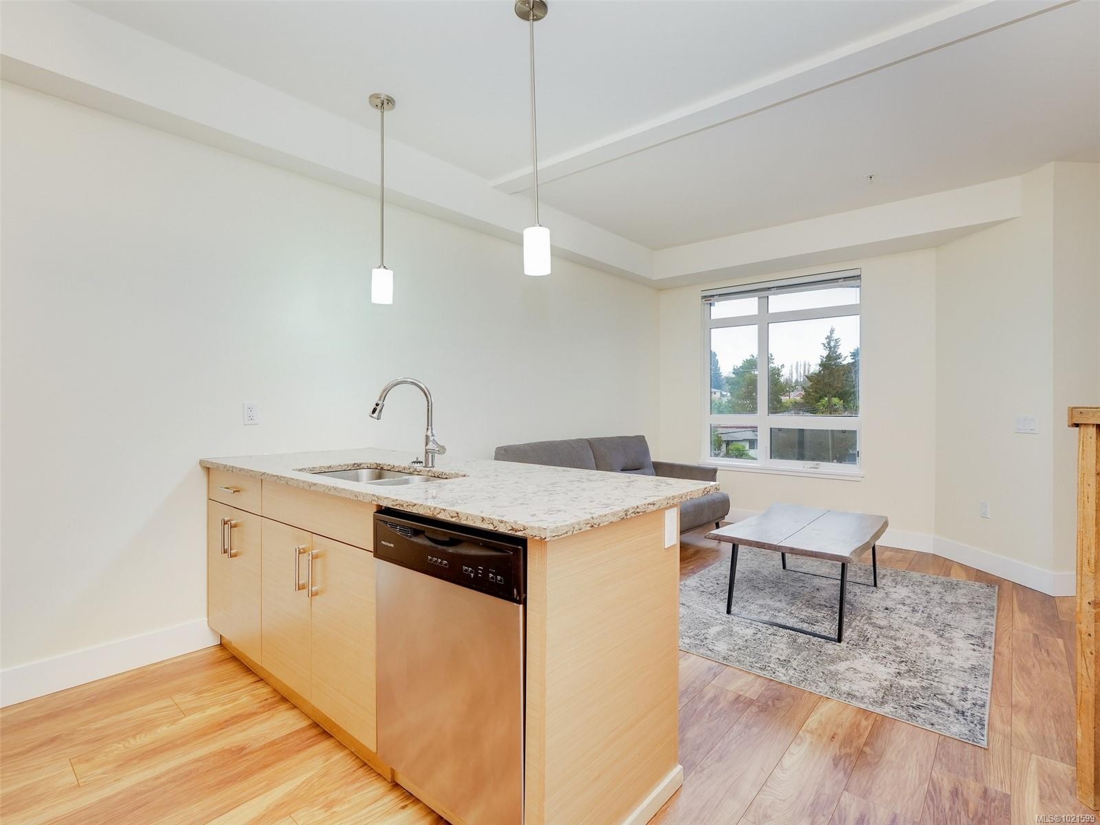 409-935 Cloverdale Ave, Saanich, BC - Indoor With Fireplace