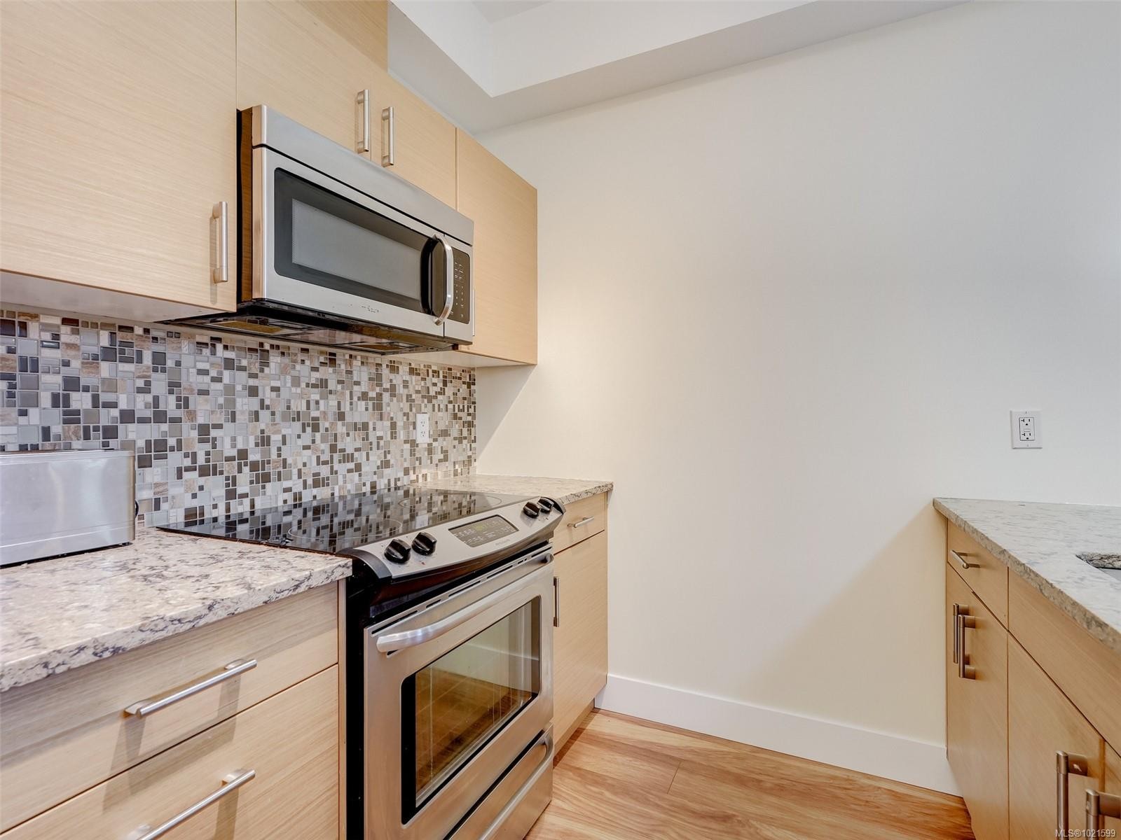 409-935 Cloverdale Ave, Saanich, BC - Indoor Photo Showing Kitchen