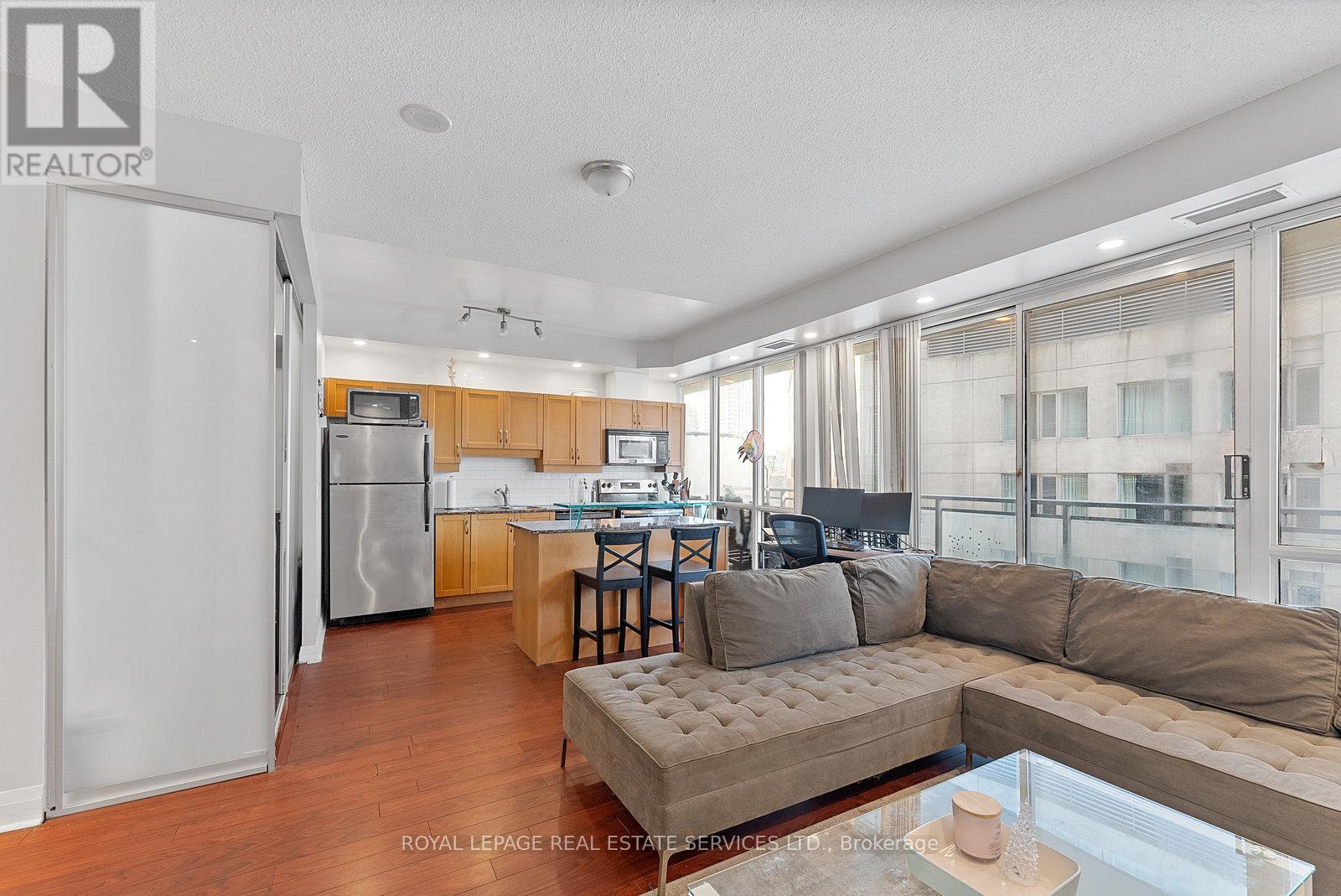 1606 - 220 Victoria Street, Toronto, ON - Indoor Photo Showing Living Room