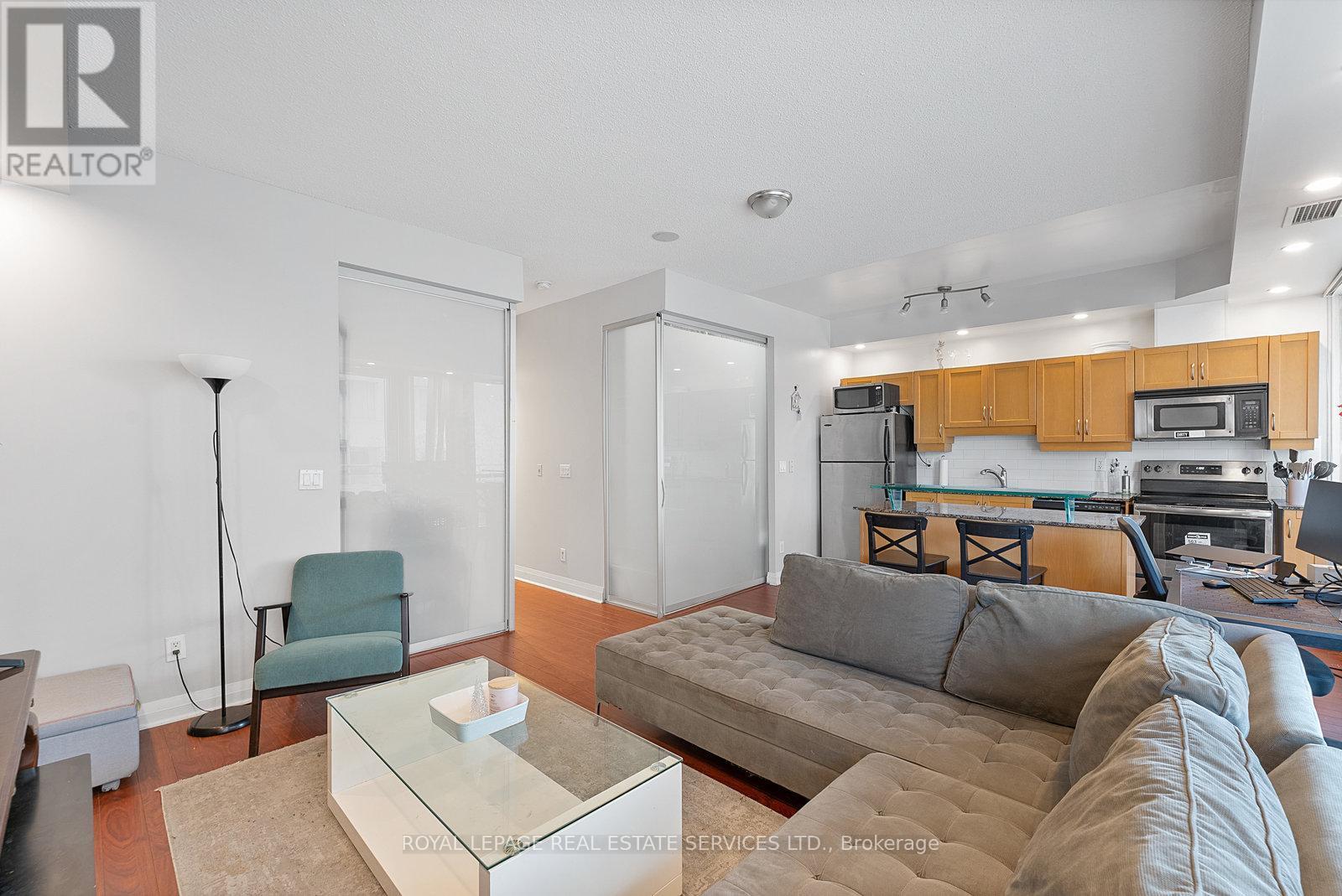 1606 - 220 Victoria Street, Toronto, ON - Indoor Photo Showing Living Room