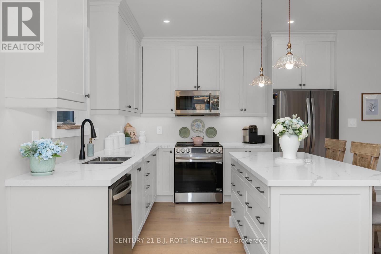 19 Rowley Crescent, Springwater, ON - Indoor Photo Showing Kitchen With Double Sink With Upgraded Kitchen