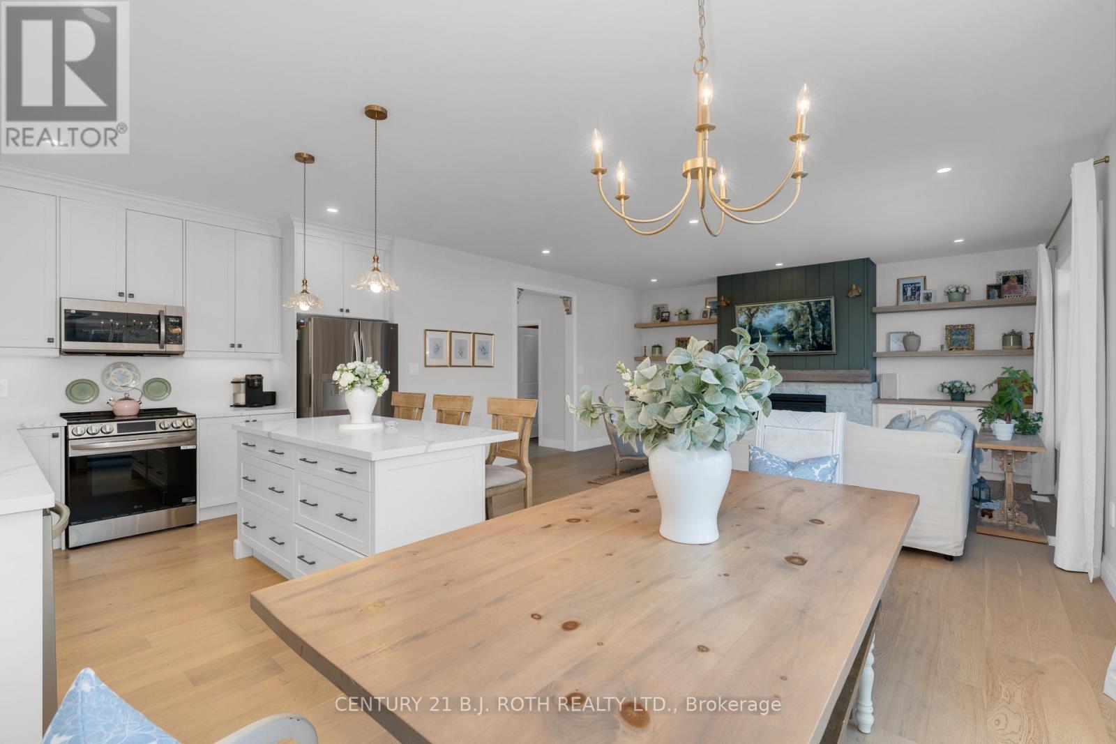 19 Rowley Crescent, Springwater, ON - Indoor Photo Showing Kitchen With Upgraded Kitchen