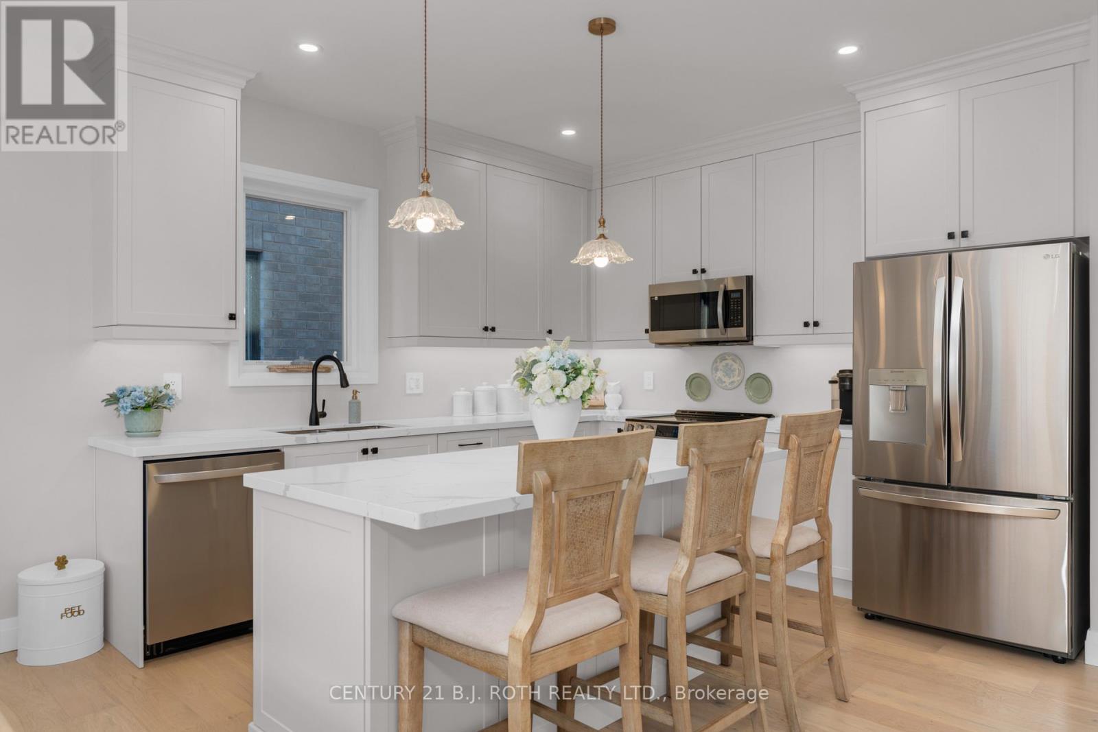 19 Rowley Crescent, Springwater, ON - Indoor Photo Showing Kitchen With Upgraded Kitchen